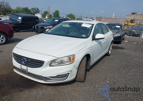 2015 Volvo S60 T5 Premier z USA, uszkodzony, nr VIN YV1612TB8F1317795